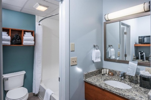 Rockland Harbor Hotel image 15